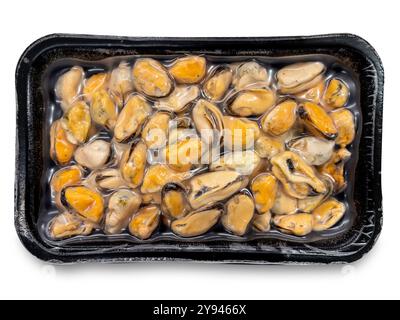Gefrorene Muscheln mit Schale in schwarzer Vakuumschale isoliert auf weiß mit Schneidepfad im Lieferumfang enthalten Stockfoto