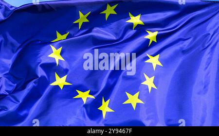 Die Flagge der Europäischen Union flattert im Wind Stockfoto