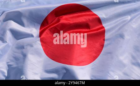 Die Flagge Japans flattert im Wind Stockfoto