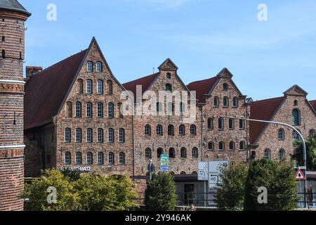 Salzspeicher, historischer Lagerhaeuser, Backstein-Fassaden an der Undertrave in der Lübecker Altstadt. Seit 1987 ist die Lübecker Altstadt UNESCO Weltkulturerbe. Foto:Winfried Rothermel *** Salzlager, historische Lagerhäuser, Backsteinfassaden auf der Undertrave in der Luebecker Altstadt seit 1987 gehört die Luebecker Altstadt zum UNESCO-Weltkulturerbe Foto Winfried Rothermel Stockfoto