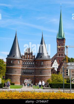 Blick auf das Holstentor in Lübeck und St. Petri-Kirche. Seit 1987 ist die Lübecker Altstadt UNESCO Weltkulturerbe. *** Blick auf das Holstentor in Lübeck und die Peterskirche die Altstadt Lübecks gehört seit 1987 zum UNESCO-Weltkulturerbe Stockfoto