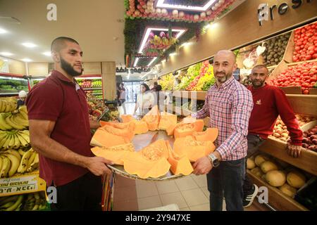 Nablus, Palästina. Oktober 2024. Der Palästinenser Amir Shana und ein Freund stellen Kürbisstücke im Geschäft in Nablus aus. Kürbisse sind eine wichtige Nahrungsquelle für Menschen und werden in einigen Teilen der Welt als Desserts verwendet. (Credit Image: © Nasser Ishtayeh/SOPA Images via ZUMA Press Wire) NUR REDAKTIONELLE VERWENDUNG! Nicht für kommerzielle ZWECKE! Stockfoto