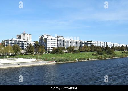 WIEN, ÖSTERREICH - 8. OKTOBER 2024: Moderne und traditionellere oder konventionelle Sozialwohnhäuser in den 22. Bezirk (Donaustadt). Stockfoto