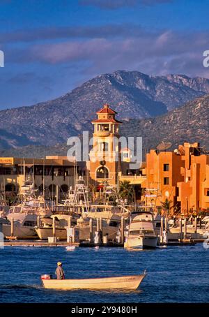 Hotels über dem Hafen, Fischer im Boot, in Cabo San Lucas, Baja California Sur, Mexiko Stockfoto