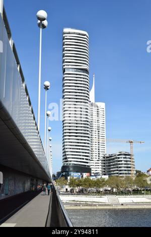 WIEN, ÖSTERREICH - 8. OKTOBER 2024: Neues modernes Wohnhochhaus an der Neuen Donau in der 22. Bezirk (Donaustadt). Stockfoto