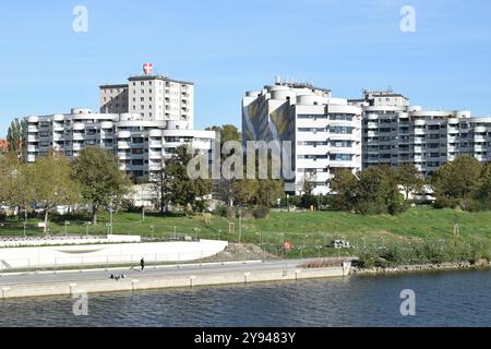 WIEN, ÖSTERREICH - 8. OKTOBER 2024: Moderne und traditionellere oder konventionelle Sozialwohnhäuser in den 22. Bezirk (Donaustadt). Stockfoto