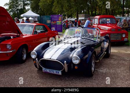 Suresnes, Frankreich 09.21.2024 Ein blauer AC Shelby Cobra, ein roter Mustang und ein roter Ford F100 Truck auf einer Open-Air-Autoausstellung in der Nähe von Paris Stockfoto