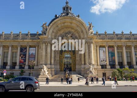 Paris, Frankreich 10.05.2024 Personen stehen an einem sonnigen Herbsttag an, um das Petit Palais Museum zu betreten. Stockfoto