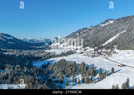 Traumhafter Wintertag im Naturpark Nagelfluhkette bei Balderschwang im Oberallgäu Stockfoto