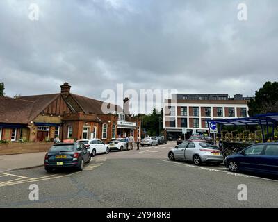 Letchworth, Herts - September 2024: Bahnhof Letchworth Garden City mit Parkplatz vor dem Hotel in der Nähe eines Taxistandes. Stockfoto