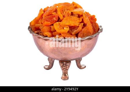 Süße und saftige glasierte Aprikosen in einer dekorativen Kupferschale, traditionelles Dessert aus dem Nahen Osten. Stockfoto