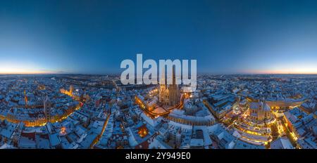 Christmas atmosphere over Regensburg's old town centre on a wintry evening Stockfoto