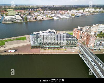 Das Hotel Jakarta in Amsterdam ist ein einzigartiges, umweltfreundliches 4-Sterne-Hotel, das ein luxuriöses und nachhaltiges Erlebnis bietet. Gelegen am IJ River im Hea Stockfoto