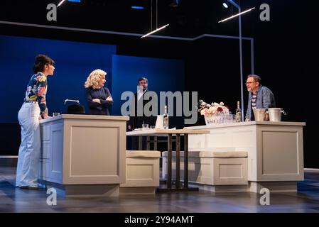 London, 8. Oktober 2024, Cast of What We Talk About When We Talk about Anne Frank im Marylebone Theatre. L bis R: Caroline Catz, Dorothea Myer-Bennet, Simon Yadoo, Joshua Malina. Lou Morris/Alamy Live News Stockfoto