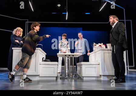 London, 8. Oktober 2024, Cast of What We Talk About When We Talk about Anne Frank im Marylebone Theatre. L bis R: Dorothea Myer-Bennet, Gabriel Howell, Caroline Catz, Joshua Malina, Simon Yadoo. Lou Morris/Alamy Live News Stockfoto