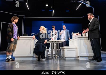 London, 8. Oktober 2024, Cast of What We Talk About When We Talk about Anne Frank im Marylebone Theatre. L bis R: Gabriel Howell, Dorothea Myer-Bennet, Caroline Catz, Joshua Malina, Simon Yadoo. Lou Morris/Alamy Live News Stockfoto