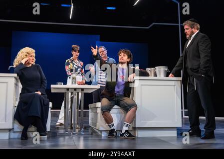 London, 8. Oktober 2024, Cast of What We Talk About When We Talk about Anne Frank im Marylebone Theatre. L bis R: Dorothea Myer-Bennet, Caroline Catz, Joshua Malina, Gabriel Howell, Simon Yadoo. Lou Morris/Alamy Live News Stockfoto