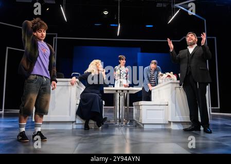 London, 8. Oktober 2024, Cast of What We Talk About When We Talk about Anne Frank im Marylebone Theatre. Gabriel Howell, Dorothea Myer-Bennet, Caroline Catz, Joshua Malina, Simon Yadoo. Lou Morris/Alamy Live News Stockfoto