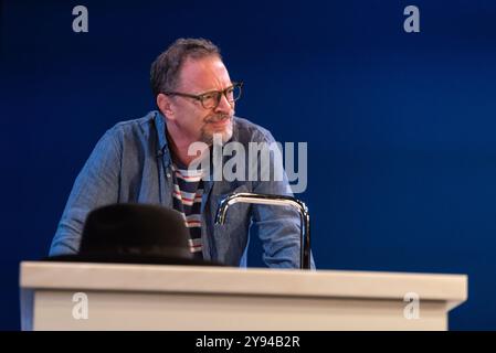 London, 8. Oktober 2024, Joshua Malina in What We Talk About When We Talk about Anne Frank im Marylebone Theatre. Lou Morris/Alamy Live News Stockfoto