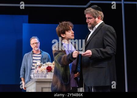 London, 8. Oktober 2024, What We Talk About When We Talk about Anne Frank im Marylebone Theatre. L auf R Joshua Malina, Gabriel Howell, Simon Yadoo. Lou Morris/Alamy Live News Stockfoto