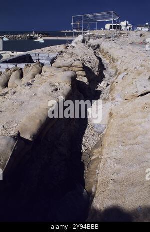 Erster Golfkrieg: 8. März 1991 ein verlassener irakischer Graben an der Küste in Kuwait City. Stockfoto