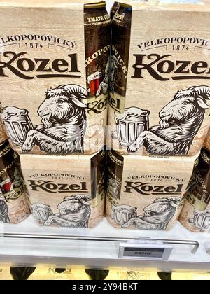 Tschechisches Bier, Dosen des Kozel-Bierlagers zum Verkauf am internationalen Flughafen Prag, Tschechische Republik, Europa, 2024 Stockfoto