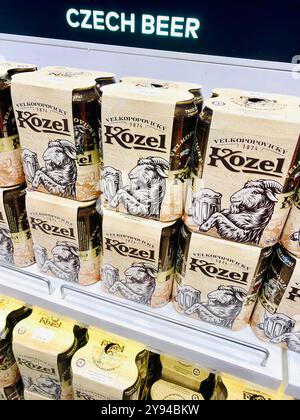 Tschechisches Bier, Dosen des Kozel-Bierlagers zum Verkauf am internationalen Flughafen Prag, Tschechische Republik, Europa, 2024 Stockfoto