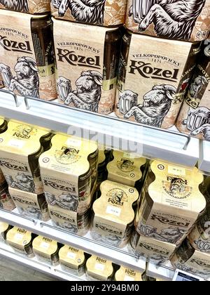 Tschechisches Bier, Dosen des Kozel-Bierlagers zum Verkauf am internationalen Flughafen Prag, Tschechische Republik, Europa, 2024 Stockfoto