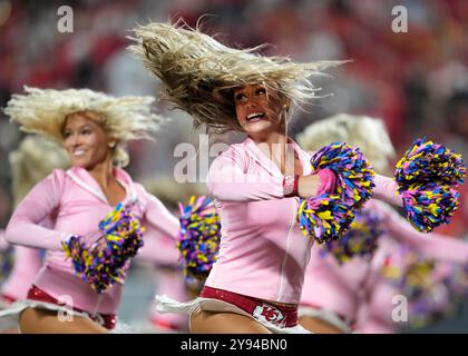 Kansas City, Usa. Oktober 2024. Die Cheerleader der Chiefs unterhalten die ausverkauften Zuschauer am Montag Abend im Arrowhead Stadium in Kansas City, Missouri, am 7. Oktober 2024. Foto: Jon Robichaud/UPI Credit: UPI/Alamy Live News Stockfoto