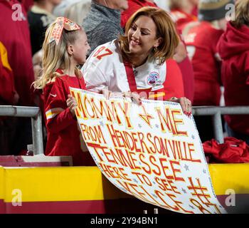 Kansas City, Usa. Oktober 2024. Eine kleine Mutter Tochter Zeit während des Monday Night Football im Arrowhead Stadium in Kansas City, Missouri am 7. Oktober 2024. Foto: Jon Robichaud/UPI Credit: UPI/Alamy Live News Stockfoto