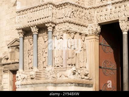 Religiöse Statue links vom Portal der katholischen Kirche Saint-Trophime in Arles, Frankreich Stockfoto