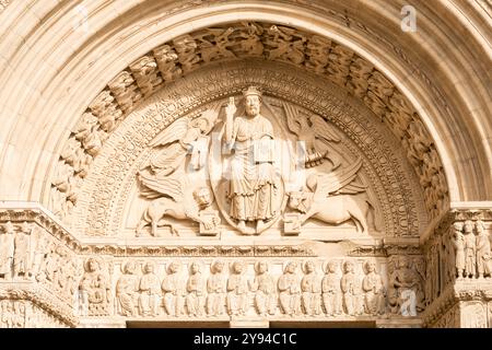 Religiöse Statue über dem Portal der katholischen Kirche Saint-Trophime in Arles, Frankreich Stockfoto