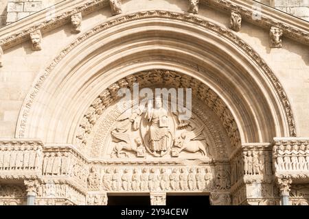 Religiöse Statue über dem Portal der katholischen Kirche Saint-Trophime in Arles, Frankreich Stockfoto