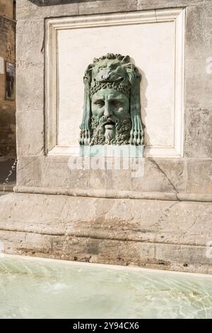 Wasserbrunnen am Fuße des Obelisken am Place de la Republique, Arles, Frankreich Stockfoto