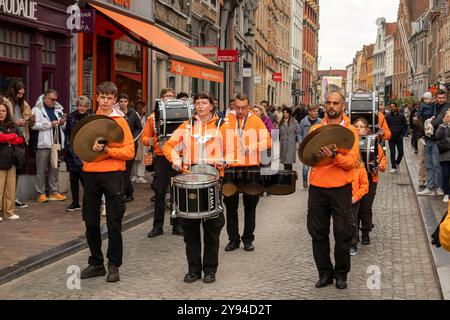 Belgien, Flandern, Brügge, Steenstraat, Trommelbandverarbeitung auf der Straße Stockfoto