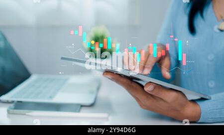 Geschäftsfrau zeigt ein wachsendes virtuelles Hologramm von Analyse-Dashboard mit Diagrammen, Börsen, Geschäftswachstum, Fortschritt oder Erfolgskonzept Stockfoto