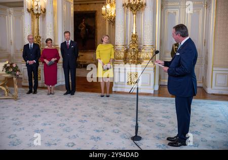 08. Oktober 2024, Luxemburg: Prinz Guillaume (r), Erbgroßherzog von Luxemburg, dankt Luc Frieden (l-M), Premierminister von Luxemburg, seiner Mutter, Großherzogin Maria Teresa, seinem Vater, Großherzog Henri und seiner Frau Prinzessin Stephanie im herzoglichen Palast nach seiner Ernennung zum Leutnant-Représentant. Großherzog Henri ernannte seinen Sohn Prinz Guillaume zum Gouverneur und leitete damit die Amtsübergabe ein. Der 42-Jährige übernimmt nun bestimmte Aufgaben von seinem Vater, während dieser Staatsoberhaupt bleibt. Foto: Harald Tittel/dpa Stockfoto