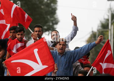 Die Wahlen zur Versammlung in Jammu und Kaschmir führen dazu, dass indische Anhänger der JKNC-Partei Jammu und Kashmir mit Parteiflaggen feiern, da die Stimmenzählung für die Parlamentswahlen in Srinagar, Indien, am 8. Oktober 2024 stattfindet. Die Kongress-NC-Allianz erzielte einen bedeutenden Sieg bei den Parlamentswahlen 2024 und gewann alle acht Sitze in Srinagar. Darüber hinaus sicherten sich sieben Kandidaten der JKNC-Nationalkonferenz von Jammu und Kaschmir in zehn Jahren erfolgreich ihre Positionen in den Wahlergebnissen in der Region und der erste seit der Neuorganisation von Jammu und Kaschmir als Gewerkschaft Stockfoto