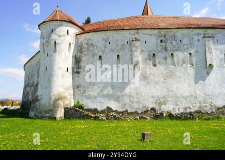 Architektur der Wehrkirche in Prejmer (Tartlau): Blick auf die Wehrmauer und den Festungsturm. UNESCO-Weltkulturerbe in Rumänien Stockfoto