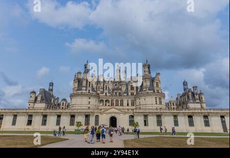 Chambord, Frankreich - 18. August 2024: Blick auf die königliche Burg von Chambord, Frankreich. Diese Burg befindet sich im Loire-Tal, erbaut im 16. Jahrhundert Stockfoto