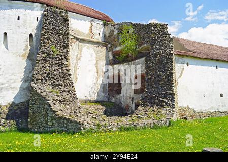 Ein Bruchstück einer Ruine von der Außenseite der Verteidigungsmauern der Prejmer Festungskirche. Ein UNESCO-Weltkulturerbe in der Nähe von Brasov Stockfoto