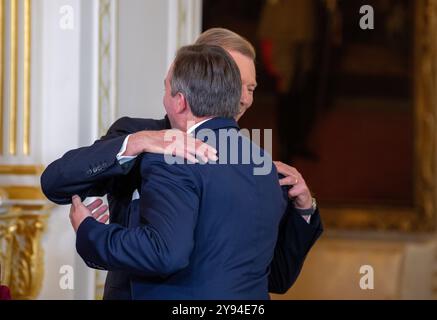 Luxemburg, Luxemburg. Oktober 2024. Henri (zurück), Großherzog von Luxemburg, umarmt seinen Sohn Prinz Guillaume nach seiner Ernennung zum „Leutnant-Représentant“ (Ehrenleutnant) im herzoglichen Palast. Großherzog Henri hat seinen Sohn Prinz Guillaume zum Lieutenant-Représentant ernannt und damit die Amtsübergabe eingeleitet. Der 42-Jährige übernimmt nun bestimmte Aufgaben von seinem Vater, während dieser Staatsoberhaupt bleibt. Quelle: Harald Tittel/dpa/Alamy Live News Stockfoto