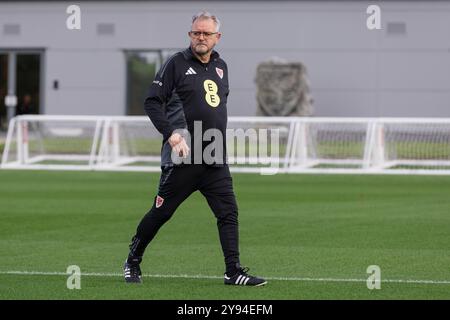 PONTYCLUN, WALES - 07. OKTOBER 2024: Walisischer Ausrüstungsmanager Kevin McCusker während eines walisischen Trainings im Vale Resort vor der UEFA 2025 Stockfoto