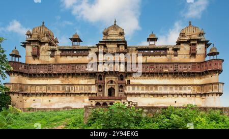 Wunderschöner Blick auf jahangir Mahal. Jehangir Mahal wurde von Vir Singh Bundela erbaut, um den mogulischen Kaiser Jehangir einzuladen. Es dauerte 22 Jahre. Stockfoto