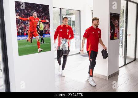 PONTYCLUN, WALES - 07. OKTOBER 2024: Wes Burns und Wale Torhüter Danny Ward während eines walisischen Trainings im Vale Resort vor dem Stockfoto