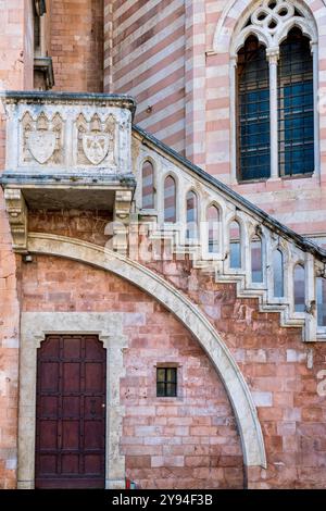 Seitentreppe an der Fassade der Kathedrale von San Feliciano in Foligno, Italien Stockfoto