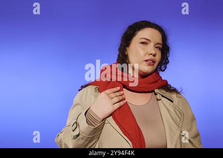 Die schöne Frau in Übergröße zeigt ihre Eleganz und Selbstvertrauen in einem auffälligen Outfit. Stockfoto