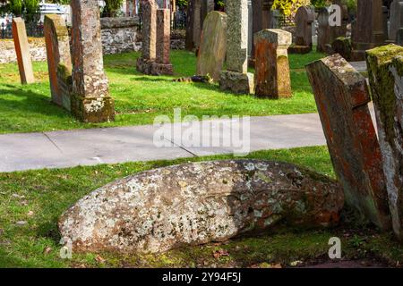 Seltener Viking-Grabstein aus dem 11. Jahrhundert auf dem Friedhof der St. Kessog's Church im Dorf Luss am Ufer des Loch Lomond, Schottland Stockfoto