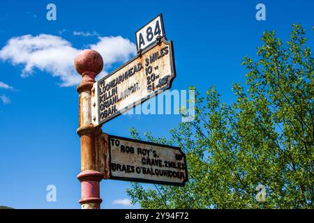 Wegweiser, im Herzen von Breadalbane, zum Grab von Rob Roy MacGregor und zum Braes O'Balquidder, wie in Sir Walter Scotts Roman „Rob Roy“ beschrieben. Stockfoto