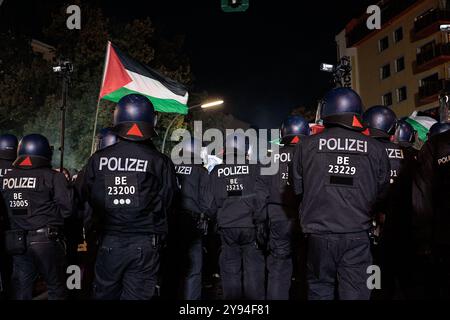 Berlin, Deutschland. Oktober 2024. Die Berliner Polizei steht während eines Protestes für die palästinensischen Rechte am ersten Jahrestag der Hamas-Invasion in Südisrael in Berlin Wache. Der Protest unter dem Motto „Glory to the Resistance“ wurde von einer großen Polizeipräsenz begleitet. Am 7. Oktober 2023 stürmten Tausende von Hamas-Militanten vom Gazastreifen nach Israel, töteten 1.139 Menschen und entführten Israelis. Quelle: SOPA Images Limited/Alamy Live News Stockfoto